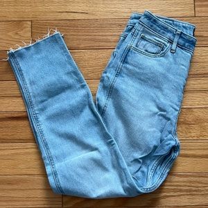 HOLLISTER Ultra High-Rise Mom Jean